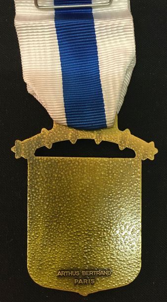 null Guinée Équatoriale - Médaille militaire en métal bronzé et émaillé, signé de...