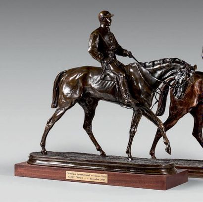 D'APRÈS PIERRE JULES MÈNE Jockey on horseback Bronze
statuette with medal patina.
Base...