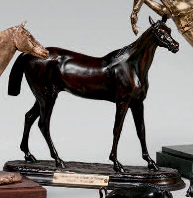 null Quatre statuettes de chevaux en métal patiné: Prix à Auteuil en 2007 et à Deauville...