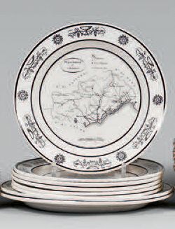 CHOISY et CREIL Huit assiettes décorées en camaïeu grisaille sur le thème des cartes...