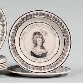 Wedgwood Deux assiettes décorées en camaïeu grisaille de Louis XVI et Marie-
Antoinette...