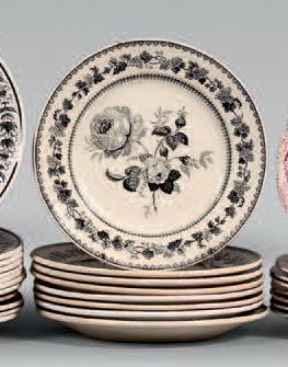 CREIL Huit assiettes décorées en camaïeu grisaille sur le thème des fleurs.
Marquées.
XIXe...