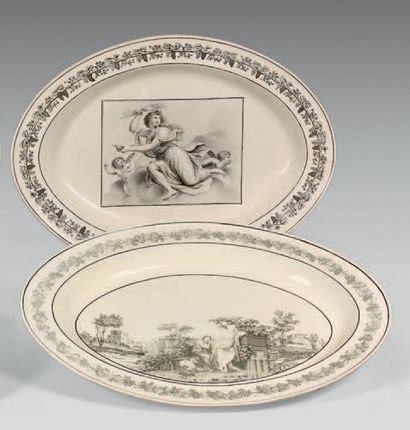 CREIL Deux grands plats ovales décorés en camaïeu grisaille de scènes à l'antique.
XIXe...