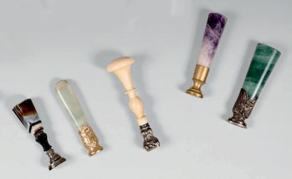 null Five tablets with agate handle, turned ivory, hard stone and fluorspar.
