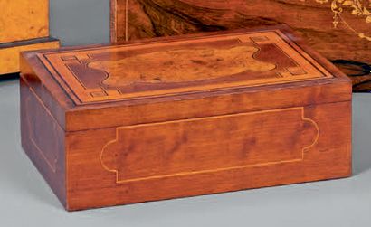 null Tea box in ambo veneer inlaid with rosewood (empty).
Charles X period.