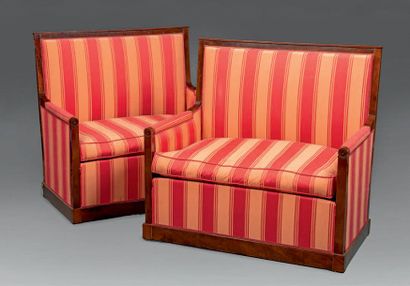null Pair of mahogany veneer "apple tree" benches. Cuffed armrests. Straight uprights...
