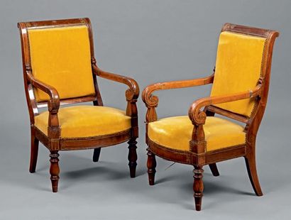 null Pair of upside-down armchairs in rosewood inlaid with brass fillets. Stick armrests.
Stamped...