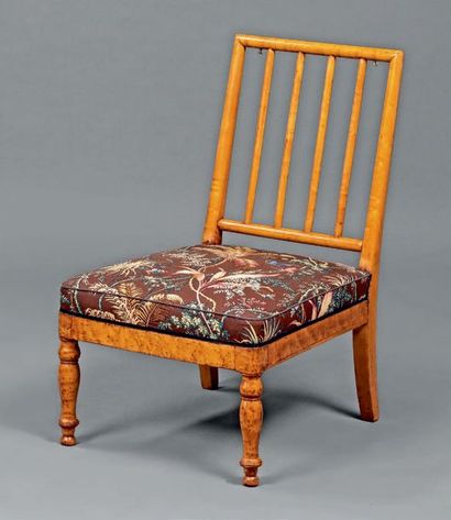 null Low "corner fire" chair in speckled maple with backrest with bars. Forefeet...