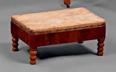 null Mahogany footrest.
Louis-Philippe period.
Height: 17 cm - Length: 38 cm
Depth:...