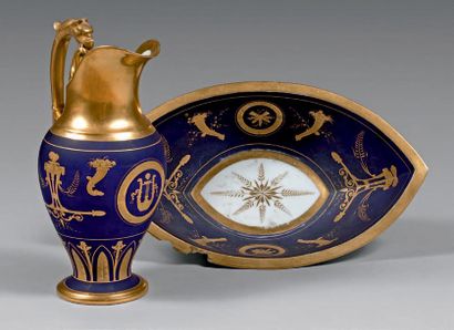 null Aiguière et son bassin en porcelaine de Locré décorée de motifs dorés antiques...