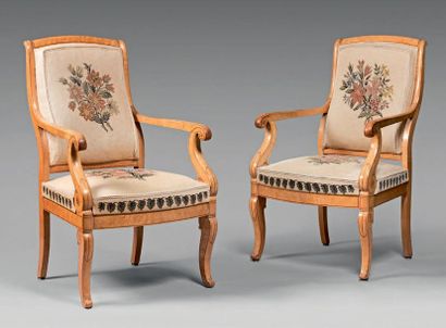 null Pair of armchairs with swaying backs in speckled maple veneer inlaid with amaranth...