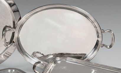null Oval tray and rectangular tray with handles, in silvery metal with fillets.
Auteuil,...