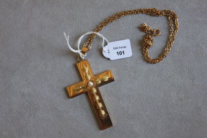 null Chaîne en métal doré supportant en pendentif une croix en or 750 millièmes appliquée...