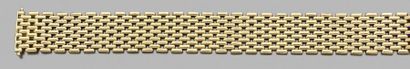 null Wide and articulated bracelet in yellow gold 750 thousandths.
Length: 18 cm
Weight:...