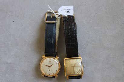null Set of two men's wristwatches, one round in 750-thousandths yellow gold, leather...