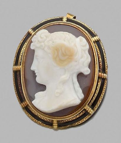 null Brooch that can form a 750 thousandths yellow gold pendant decorated with a...