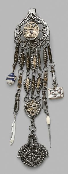 Facetted metal chain decorated with an animated...