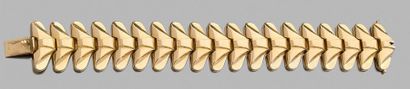null Bracelet articulé en or jaune 750 millièmes, les maillons en forme d'ailette.
Longueur:...