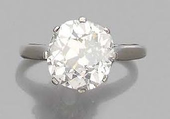 null Bague en or gris 750 millièmes sertie d'un diamant solitaire de taille ancienne...
