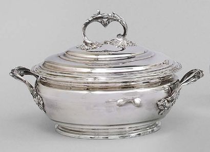null Covered vegetable dish in plain silver 950 thousandths, round in shape with...