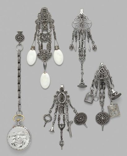 null Ensemble de quatre châtelaines en argent et métal ajouré à décor de rinceaux...