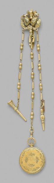 null Yellow gold castelaine decorated with two oval motifs between two feathers surmounted...