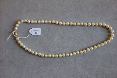 null Necklace of sixty-one choker cultured pearls, the clasp in yellow gold 750 thousandths...