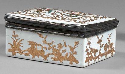 Allemagne Rectangular enamelled box, decorated in gold enhanced with polychromy in...