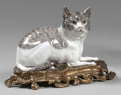 SAXE Statuette représentant un chat couché à décor polychrome au naturel. Monture...