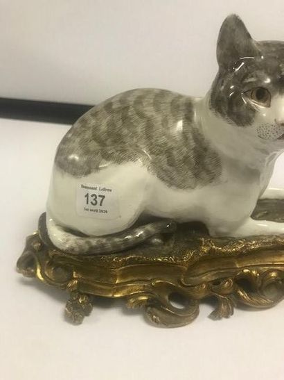 SAXE Statuette representing a cat lying down with polychrome decoration au naturel....