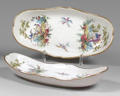 SÈVRES Pair of small trays with polychrome decoration of birds, marked, 1784, overdecorated.
Length:...
