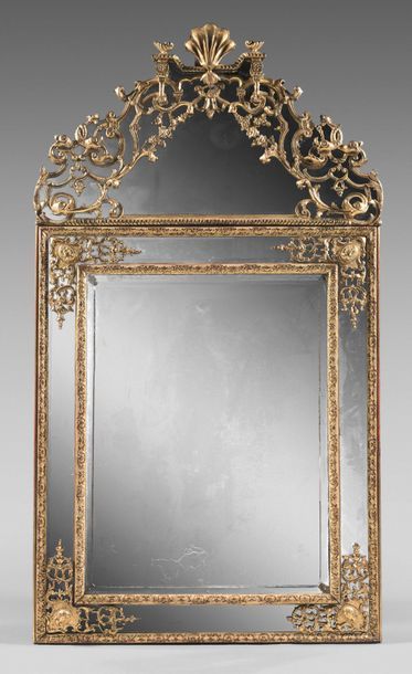 null Grand miroir biseauté dans un double encadrement en bois redoré sculpté de rinceaux...