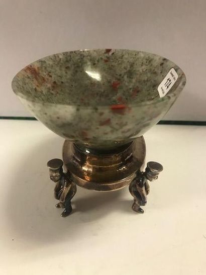 GOUDJI, signé et poinçonné Oval shaped jasper cup resting on a 925 thousandths silver...