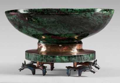 GOUDJI, signé et poinçonné Oval shaped bowl made of nephrite jade, the base in 925-thousandths...