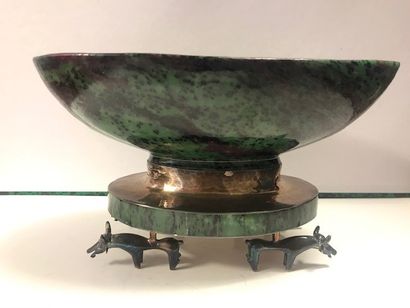 GOUDJI, signé et poinçonné Oval shaped bowl made of nephrite jade, the base in 925-thousandths...