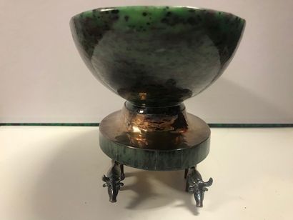 GOUDJI, signé et poinçonné Coupe de forme ovale en jade néphrite, la base en argent...