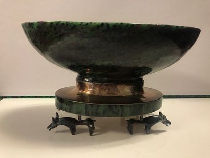 GOUDJI, signé et poinçonné Oval shaped bowl made of nephrite jade, the base in 925-thousandths...