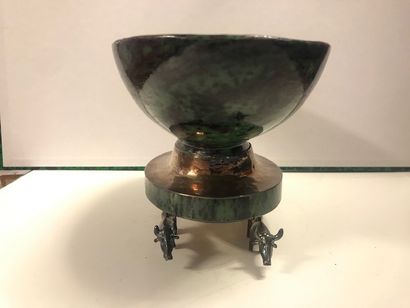 GOUDJI, signé et poinçonné Coupe de forme ovale en jade néphrite, la base en argent...