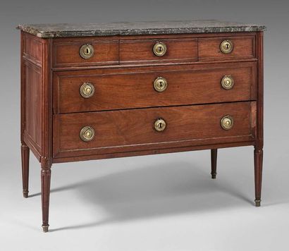 null Moulded mahogany chest of drawers opening five drawers on three rows. Fluted...