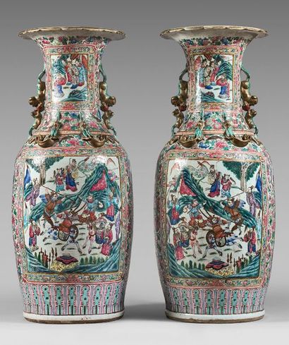 null Paire de très grands vases de forme balustre en porcelaine polychrome à col...