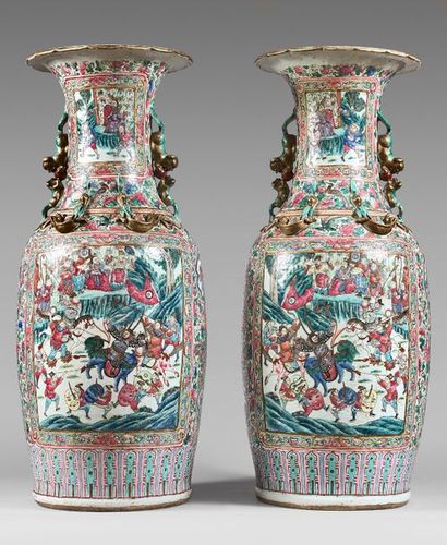 null Paire de très grands vases de forme balustre en porcelaine polychrome à col...