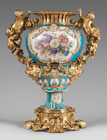 null Paire de grands vases de forme balustre en porcelaine polychrome et or ornée...