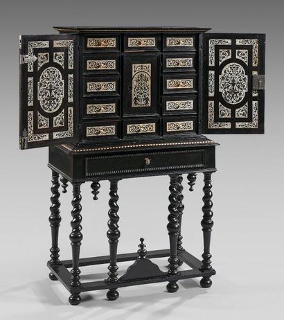 null Petit cabinet à guillochis en placage d'ébène et bois noirci à riche décor de...