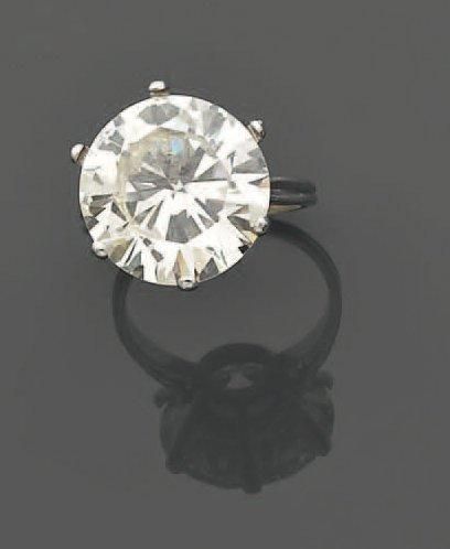 null Bague en platine sertie d'un diamant rond légèrement demi-taille pesant: 10,89...