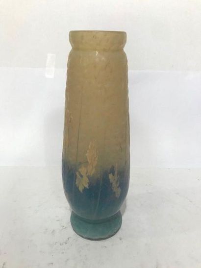 DAUM Vase ovoïde allongé sur talon. Epreuve de tirage industriel réalisée en verre...
