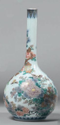JAPON - XXe siècle 
Porcelain bottle vase decorated in blue underglaze and polychrome...