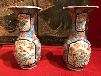 JAPON - XXe siècle 
Pair of open neck polylobed vases in polychrome enamelled porcelain...