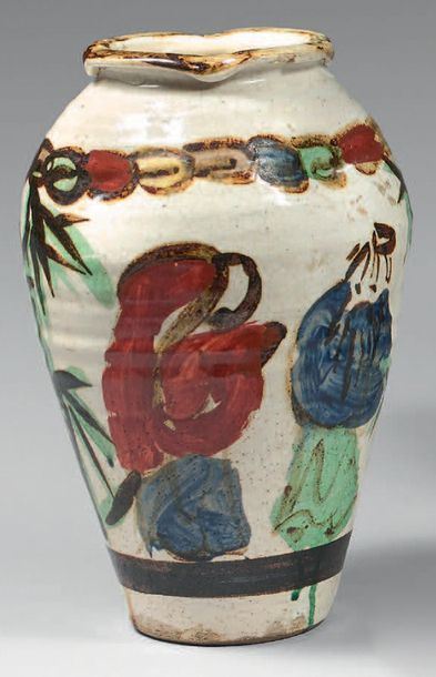 JAPON - XXe siècle 
Stoneware vase of irregular shape with a hemmed neck, polychrome...