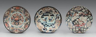 JAPON, Imari - Époque EDO (1603-1868) 
Trois grands plats en porcelaine à décor en...