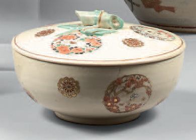 JAPON, Fours de Satsuma - Époque Meiji (1868-1912) 
Earthenware jug decorated with...